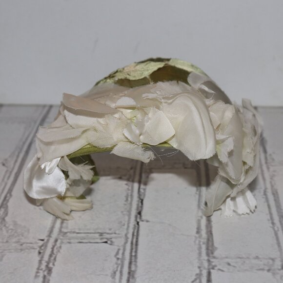 🌿 Beautiful Vintage Green & Satin White Flower Hat Headband – Botanical Beauty - Picture 7 of 7